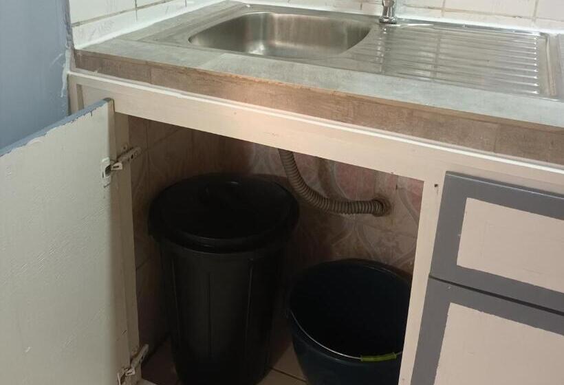 پانسیون Ndouha House