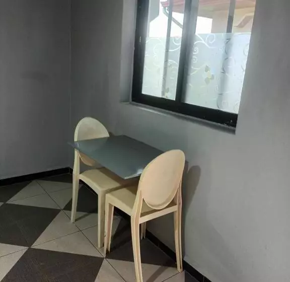 پانسیون Ndouha House