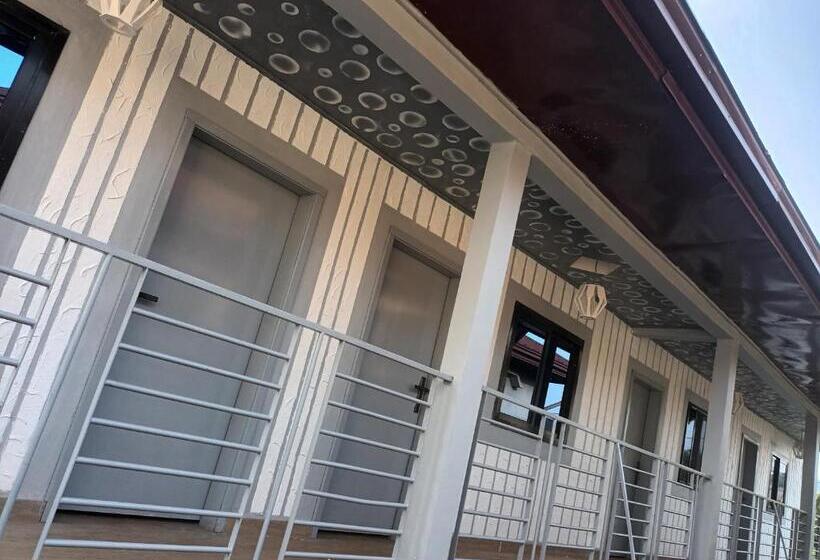 پانسیون Ndouha House