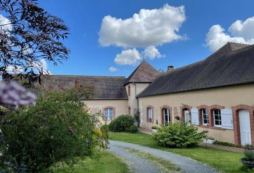 Aamiaismajoitus (B&B) évasion Naturelle: Chambre D Hôtes Spacieuse Avec Piscine Et Confort à Montreuil Le Henri   Fr 1 410