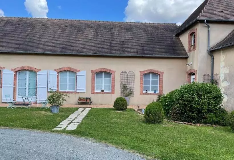 Aamiaismajoitus (B&B) évasion Naturelle: Chambre D Hôtes Spacieuse Avec Piscine Et Confort à Montreuil Le Henri   Fr 1 410