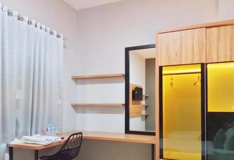 Hotelli Reddoorz Near Alun Alun Kembangjoyo Pati