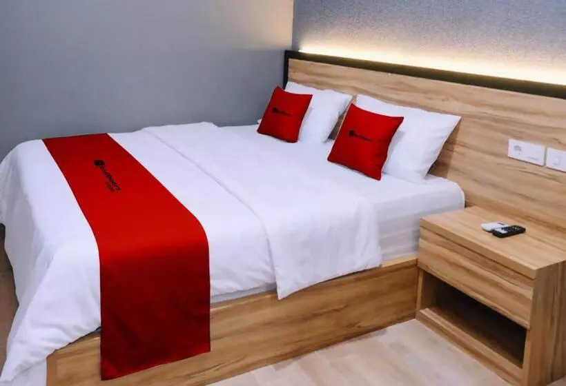 Hotelli Reddoorz Near Alun Alun Kembangjoyo Pati