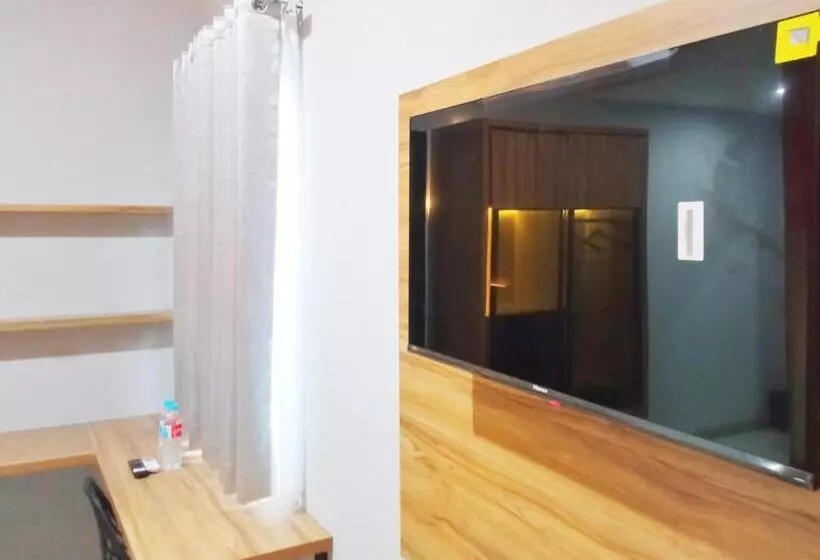 Hotelli Reddoorz Near Alun Alun Kembangjoyo Pati