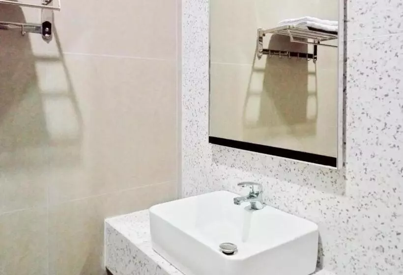 Hotelli Reddoorz Near Alun Alun Kembangjoyo Pati