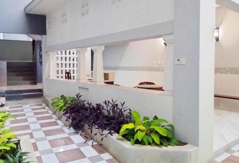 Szálloda Reddoorz Near Alun Alun Kembangjoyo Pati