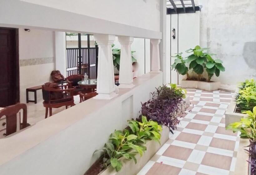 Szálloda Reddoorz Near Alun Alun Kembangjoyo Pati