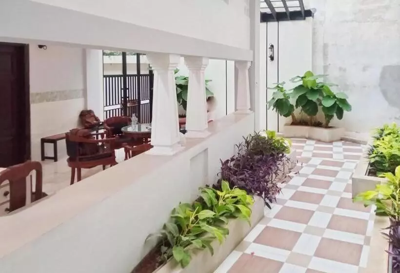 Hotelli Reddoorz Near Alun Alun Kembangjoyo Pati