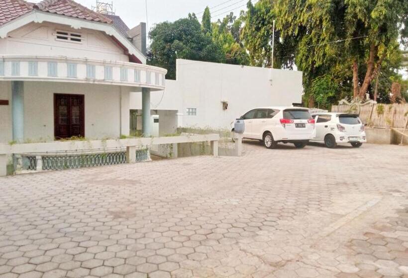 Szálloda Reddoorz Near Alun Alun Kembangjoyo Pati