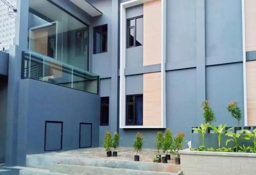 Hotelli Reddoorz Near Alun Alun Kembangjoyo Pati