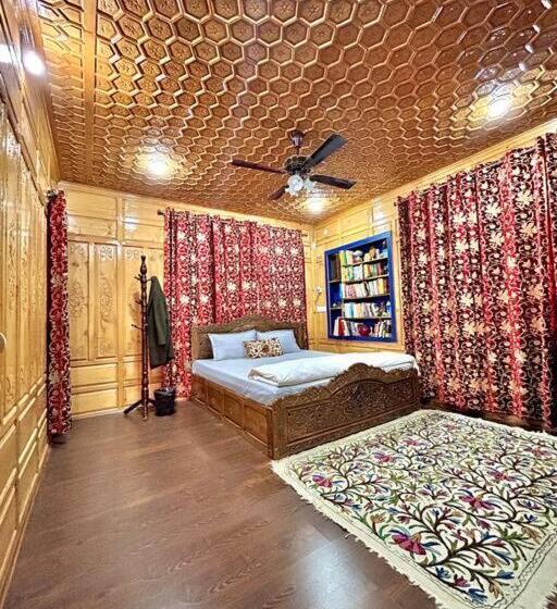 ペンション Wani Spaces