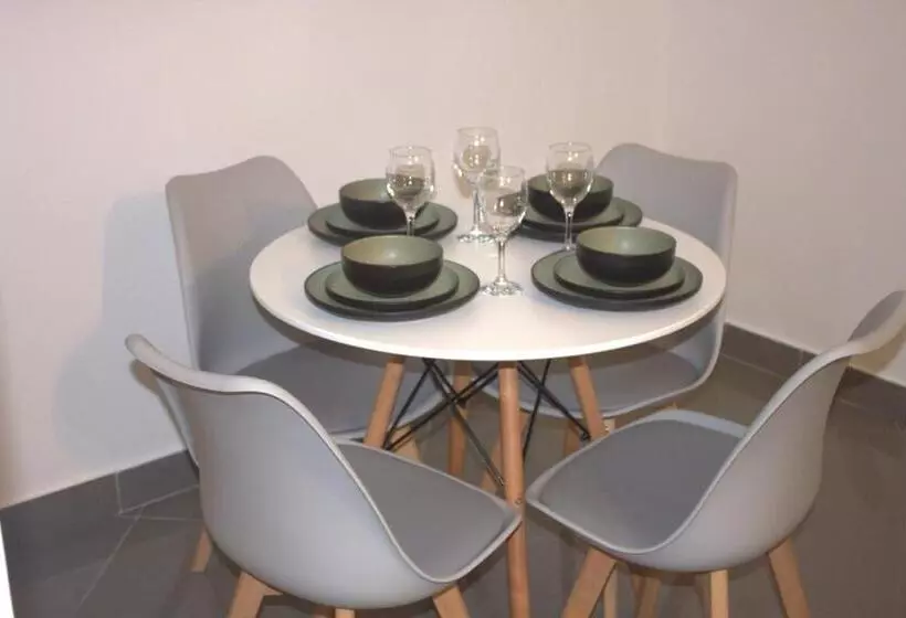 Elegant Room In St Albans