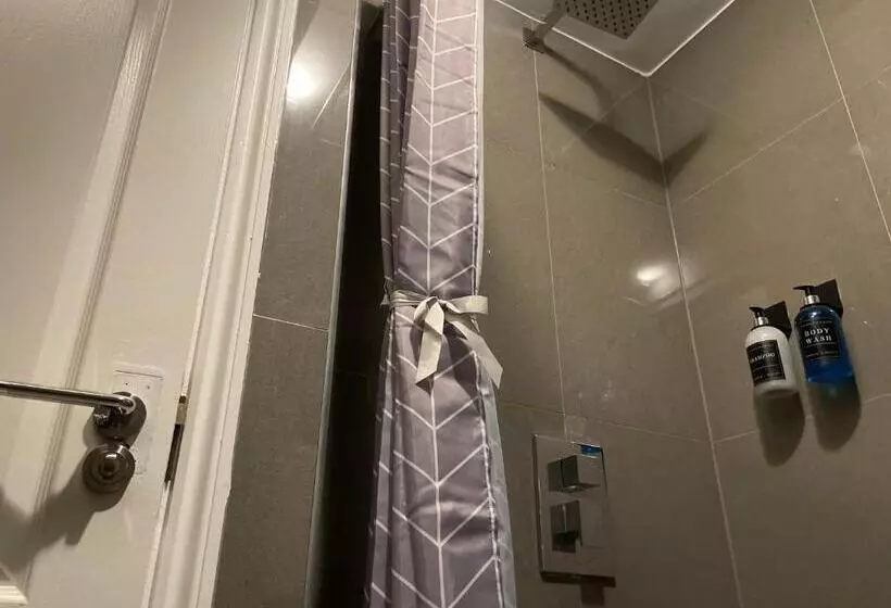 Elegant Room In St Albans