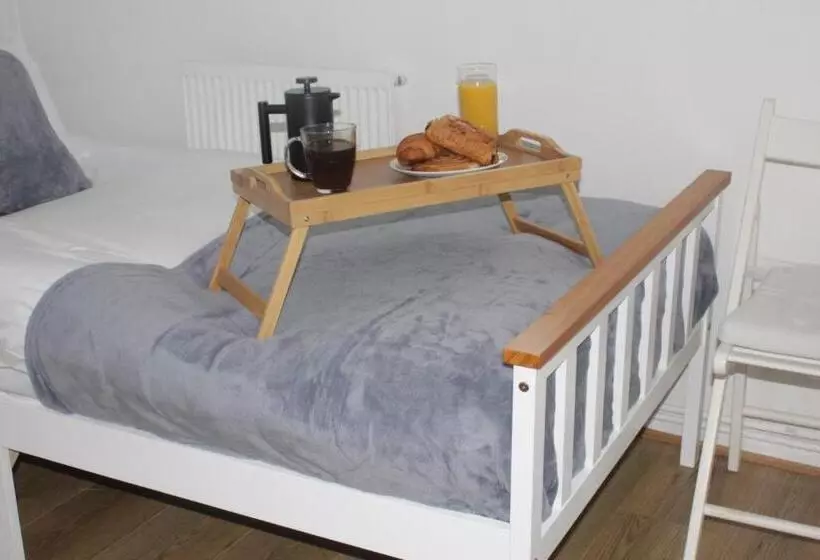 Elegant Room In St Albans