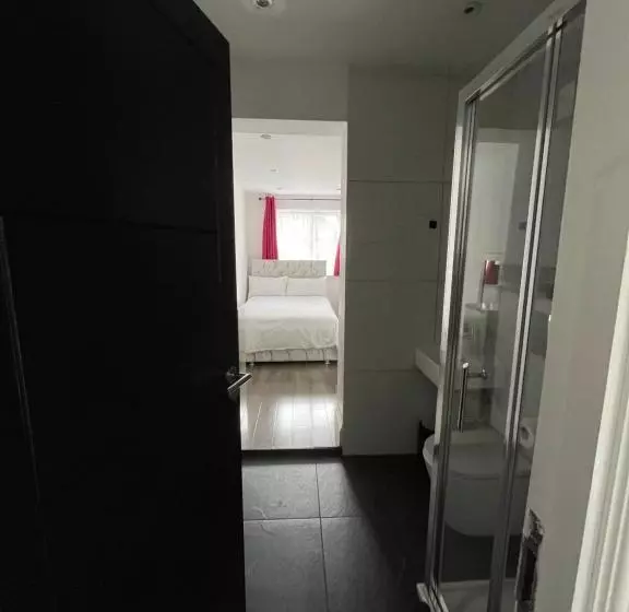 Majatalo Double Guest Room 40 Minutes From Central London