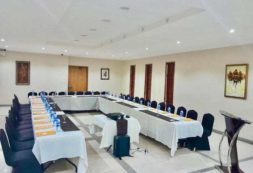 La Cour Hotels And Apartments Cooper