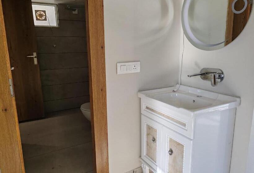 בית מלון כפרי Hibiscus Lakeview Resort Bhimtal