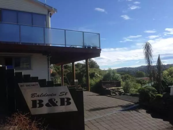 ベッドアンドブレックファースト Sleep On The Steepest Street In The World!