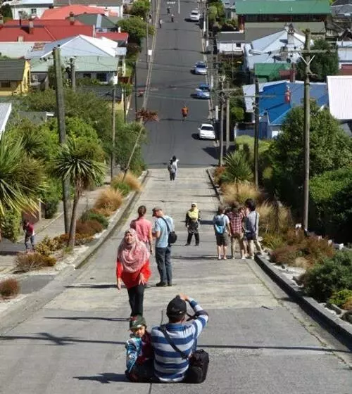 ベッドアンドブレックファースト Sleep On The Steepest Street In The World!