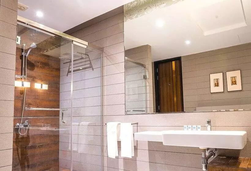 هتل Sway Suites