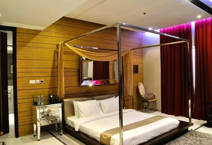 هتل Sway Suites