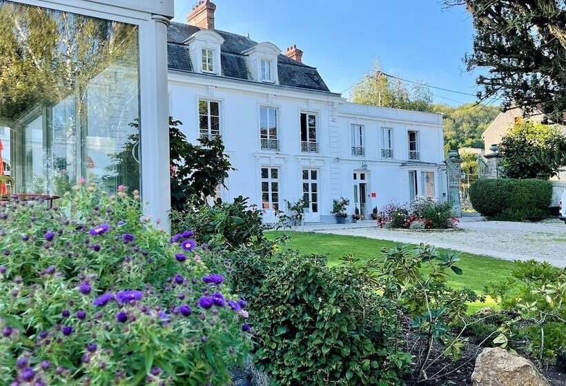 ホテル Château De La Marjolaine