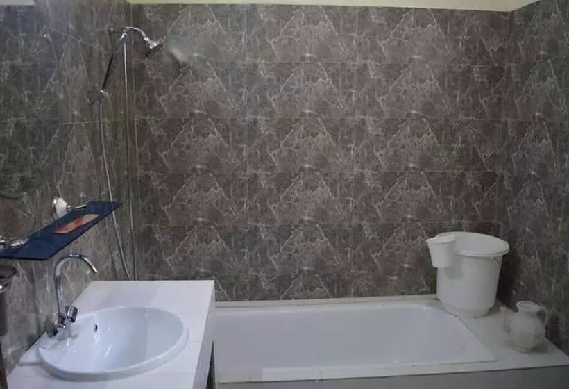 هتل Pamir Riverside