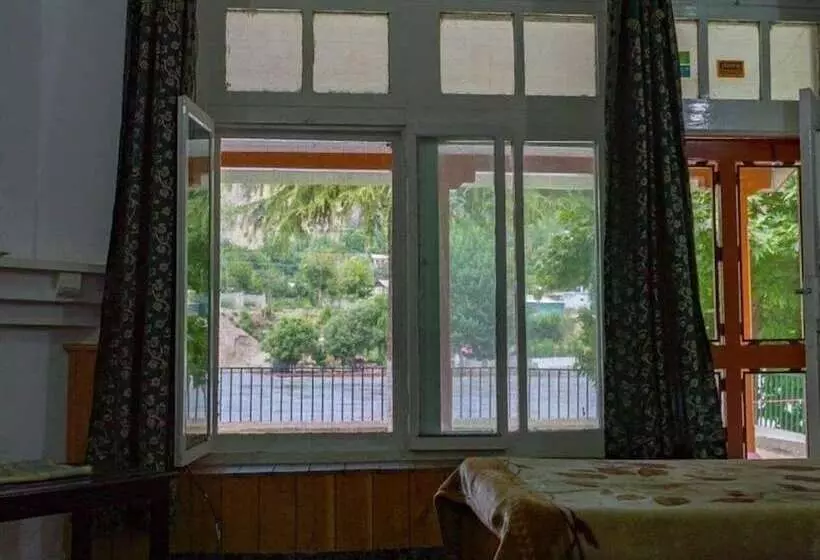 هتل Pamir Riverside