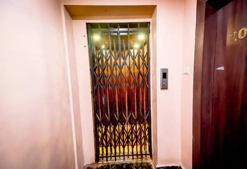 هتل Goroomgo Deep Ganga Inn Puri Sea View Room   Luxury Room With Lift And Parking Faciltiies   Mostly R