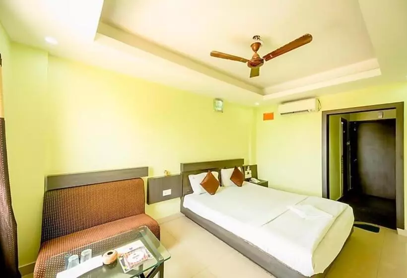 هتل Goroomgo Deep Ganga Inn Puri Sea View Room   Luxury Room With Lift And Parking Faciltiies   Mostly R