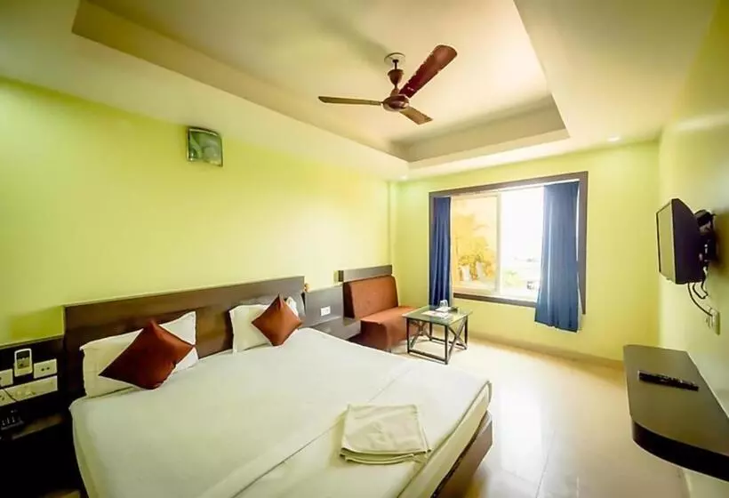 هتل Goroomgo Deep Ganga Inn Puri Sea View Room   Luxury Room With Lift And Parking Faciltiies   Mostly R