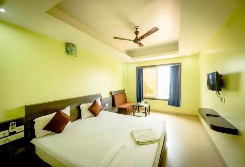 هتل Goroomgo Deep Ganga Inn Puri Sea View Room   Luxury Room With Lift And Parking Faciltiies   Mostly R