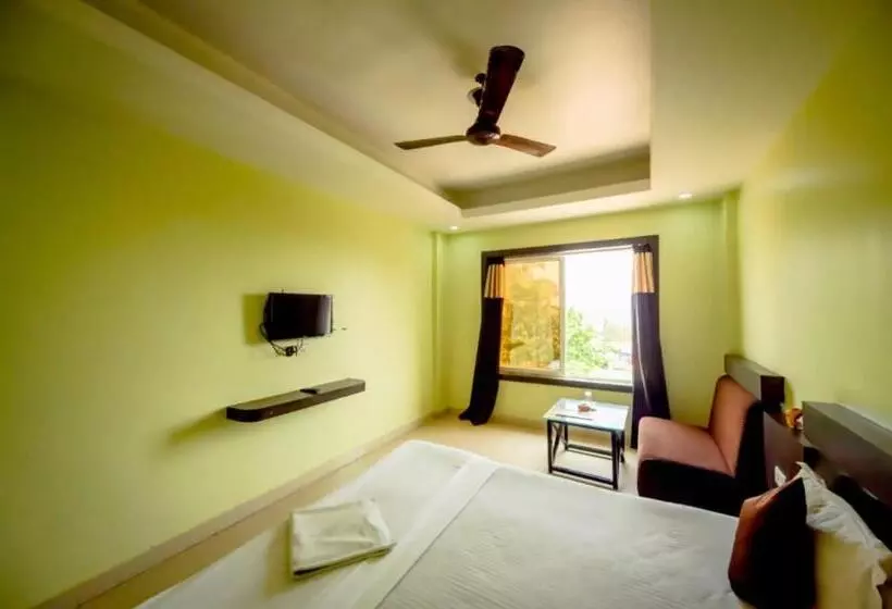 هتل Goroomgo Deep Ganga Inn Puri Sea View Room   Luxury Room With Lift And Parking Faciltiies   Mostly R