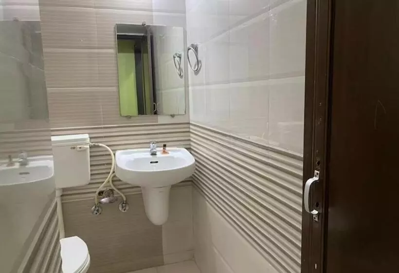هتل Goroomgo Deep Ganga Inn Puri Sea View Room   Luxury Room With Lift And Parking Faciltiies   Mostly R