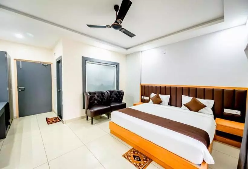 Hotelli Goroomgo Shree Gajanana Puri Near Sea Beach Prime Location With Spacious Room Lift And Parking F