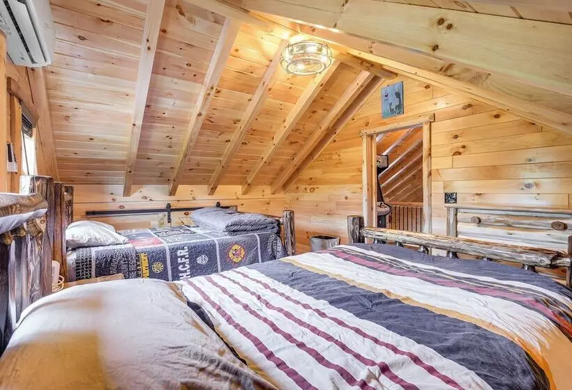 Chillicothe Cabin Near Hocking Hills State Park!