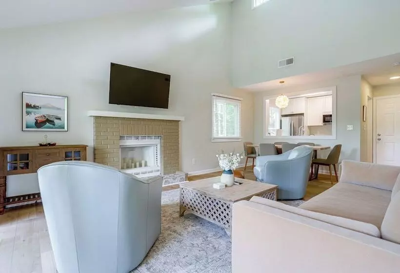 Lovely Waleska Home W/ Screened Deck & Lake Access