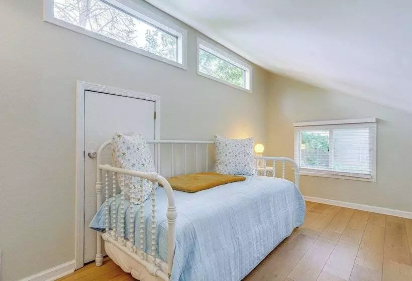 Lovely Waleska Home W/ Screened Deck & Lake Access