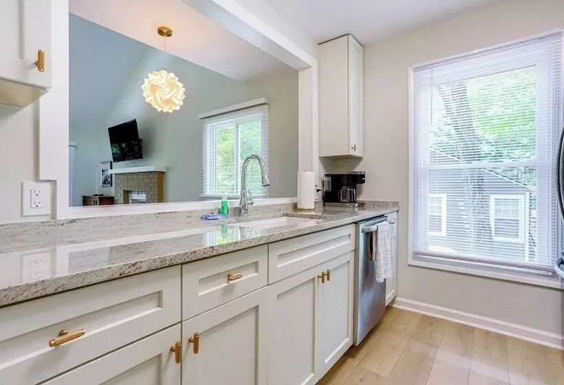 Lovely Waleska Home W/ Screened Deck & Lake Access