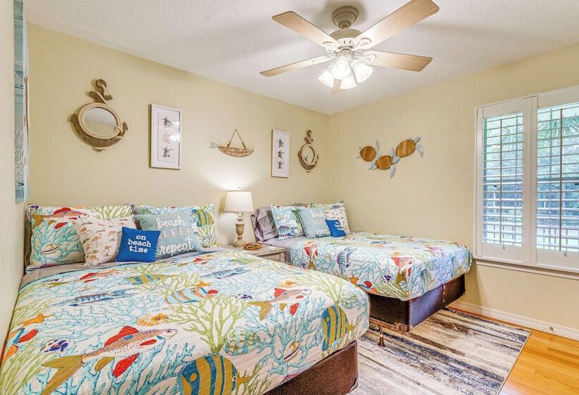 Navarre Home W/ Palm Tree Views ~ 4 Mi To Beach!