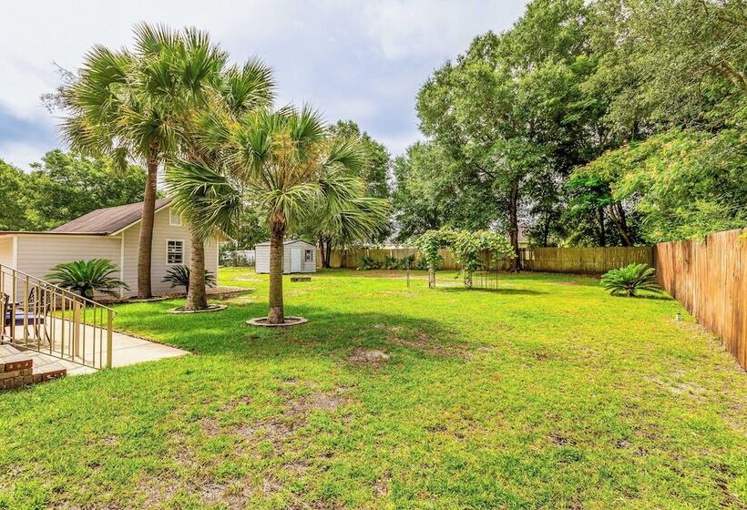 Navarre Home W/ Palm Tree Views ~ 4 Mi To Beach!