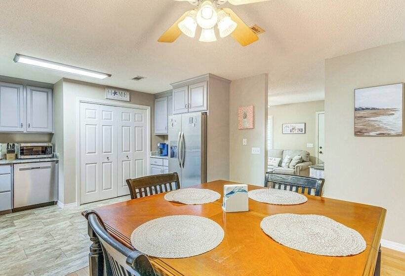 Navarre Home W/ Palm Tree Views ~ 4 Mi To Beach!