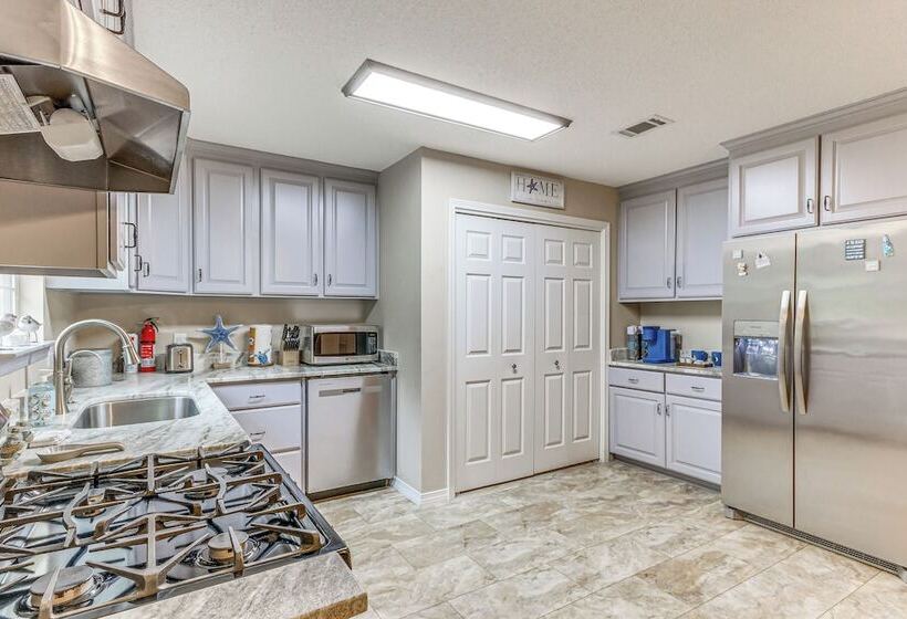 Navarre Home W/ Palm Tree Views ~ 4 Mi To Beach!