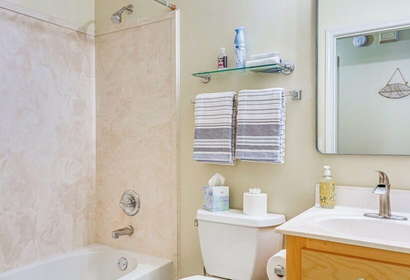 Navarre Home W/ Palm Tree Views ~ 4 Mi To Beach!