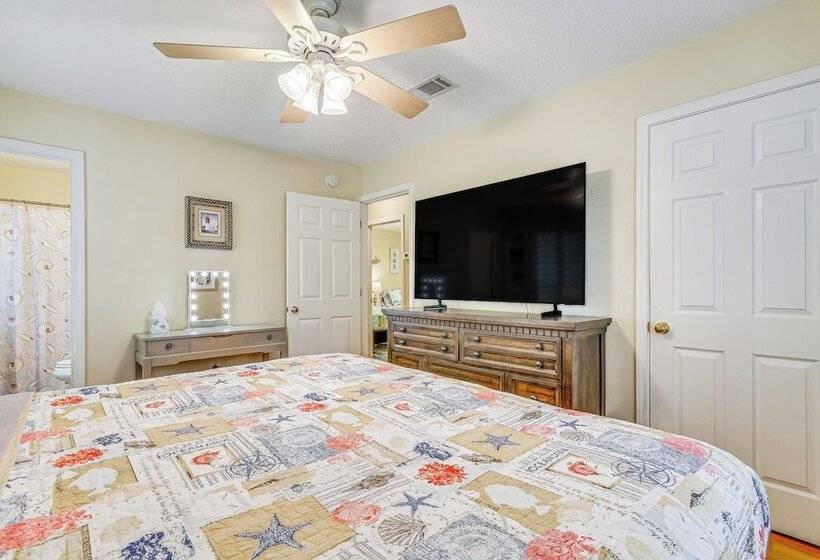 Navarre Home W/ Palm Tree Views ~ 4 Mi To Beach!