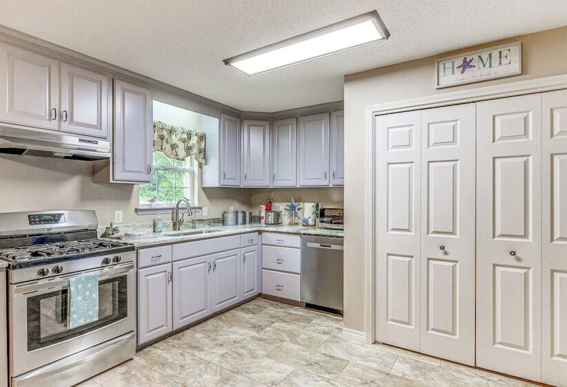 Navarre Home W/ Palm Tree Views ~ 4 Mi To Beach!