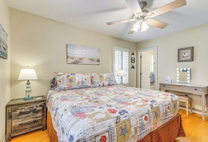 Navarre Home W/ Palm Tree Views ~ 4 Mi To Beach!