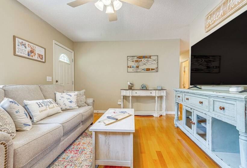 Navarre Home W/ Palm Tree Views ~ 4 Mi To Beach!