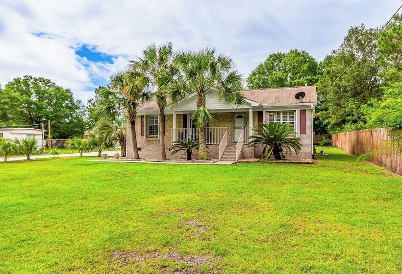 Navarre Home W/ Palm Tree Views ~ 4 Mi To Beach!