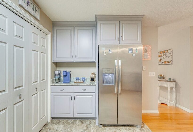 Navarre Home W/ Palm Tree Views ~ 4 Mi To Beach!